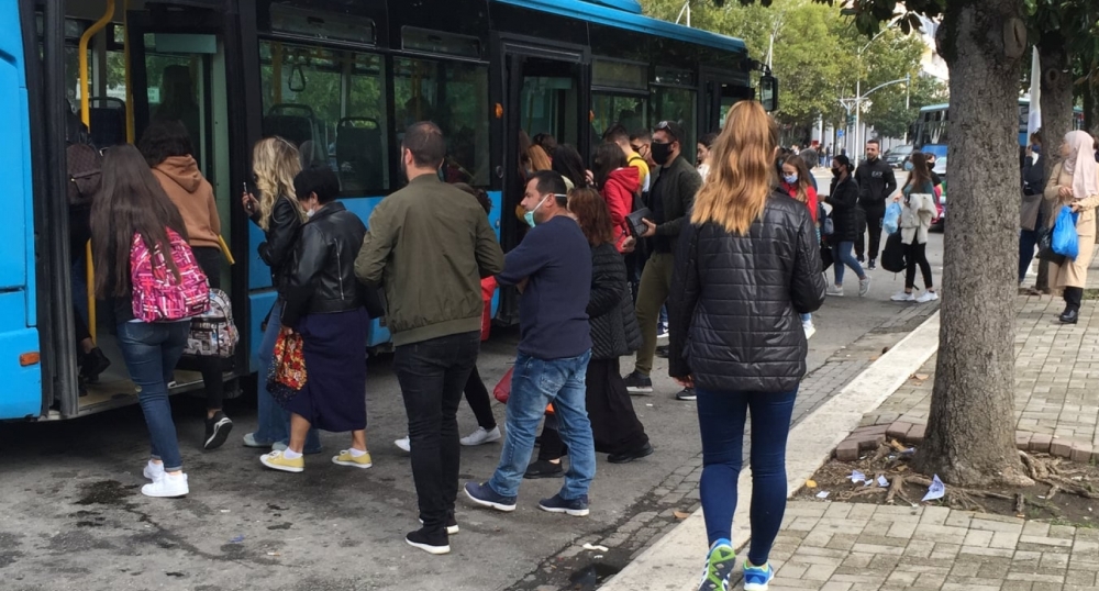 Shoqata e Transportit paralajmeroi nderprerje, reagon ministrja e Financave
